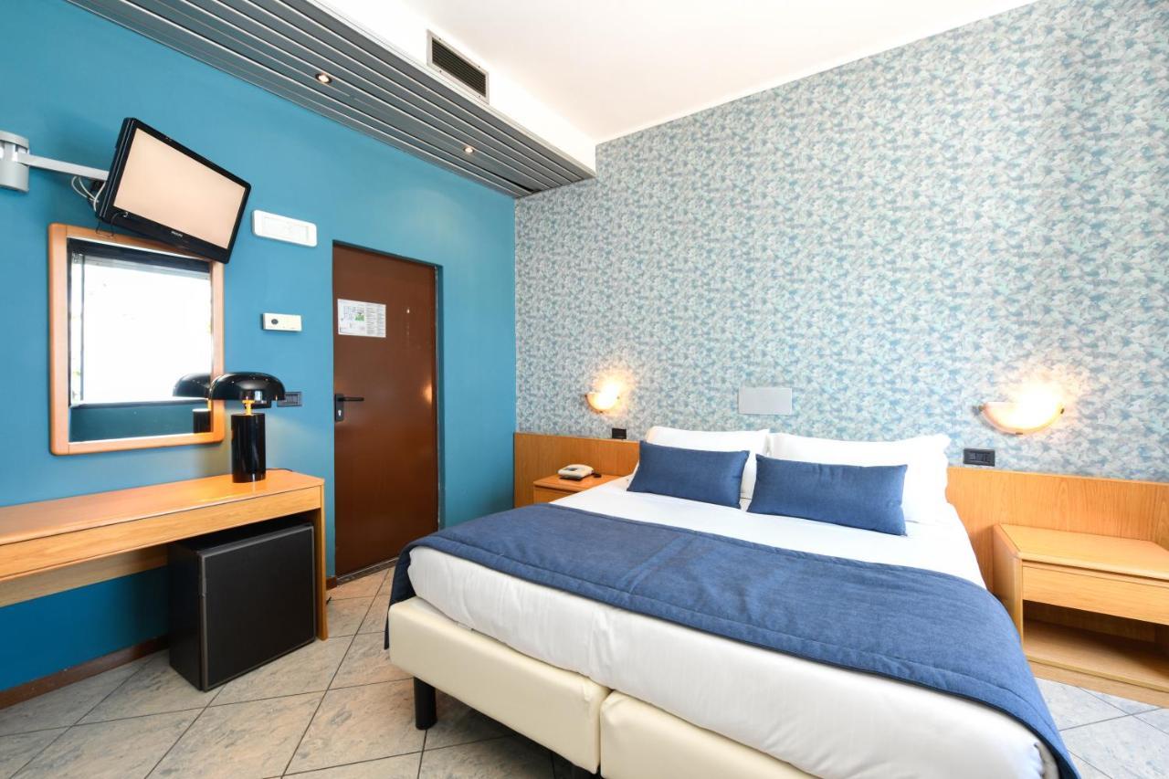 Hotel Aurora Десенцано дел Гарда Екстериор снимка